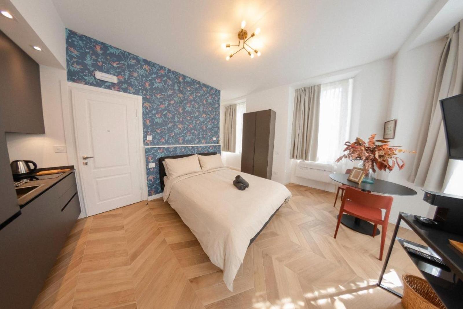 Camera con letto matrimoniale e angolo cucina